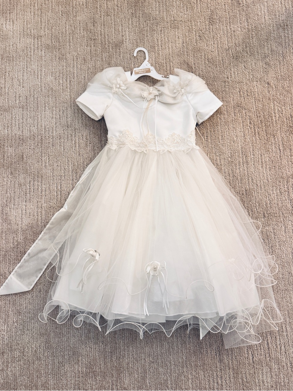 Girls' Tulle Party Dress with Floral Waist and Puff Sleeves
